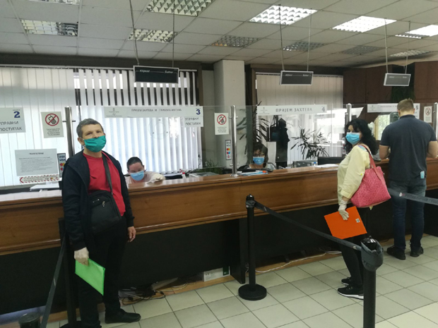 РАТ нотара и катастра: Обрачун преко леђа грађана, који поново морају на шалтере